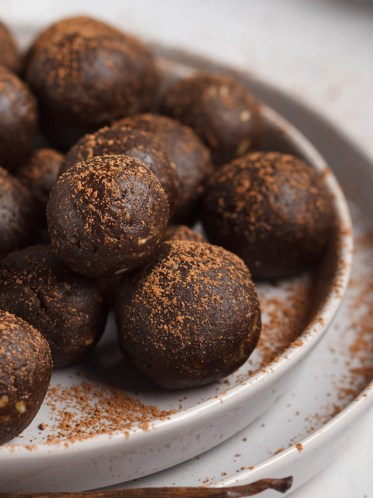 Vegane Energie-Kugeln mit Hanfmus, Carob & Datteln