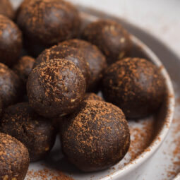 Vegane Energie-Kugeln mit Hanfmus, Carob & Datteln