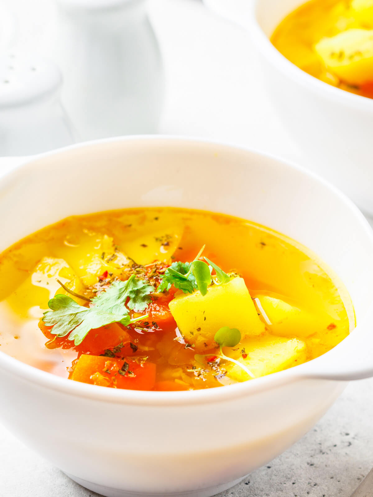 Vegane Mais-Gemüsesuppe mit Sellerie und Kokosöl