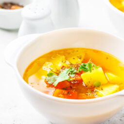 Vegane Mais-Gemüsesuppe mit Sellerie und Kokosöl