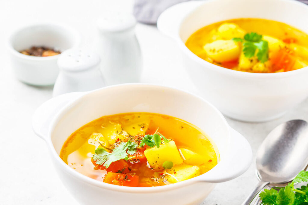 Vegane Mais-Gemüsesuppe mit Sellerie und Kokosöl