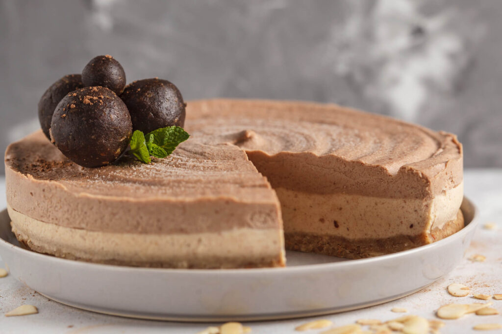 Veganer Karamell-Schoko Raw Cheesecake (Rohkostkuchen ohne Backen)