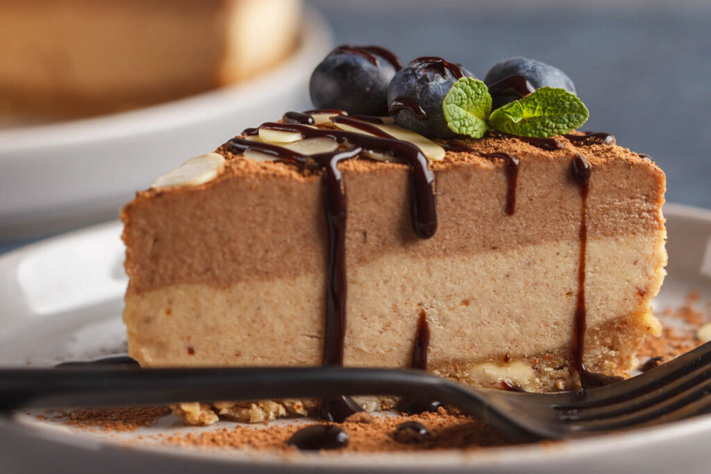 Veganer Karamell-Schoko Raw Cheesecake (Rohkostkuchen ohne Backen)