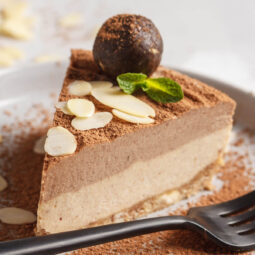 Veganer Karamell-Schoko Raw Cheesecake (Rohkostkuchen ohne Backen)