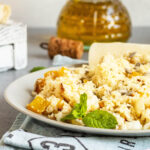 Warmer Blumenkohlsalat mit Gemüse, Käse und Kernen