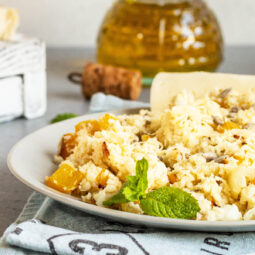 Warmer Blumenkohlsalat mit Gemüse, Käse und Kernen