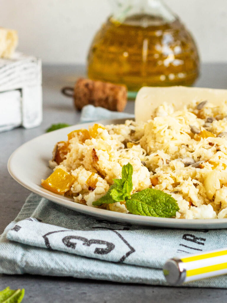 Warmer Blumenkohlsalat mit Gemüse, Käse und Kernen