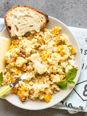 Warmer Blumenkohlsalat mit Gemüse, Käse und Kernen