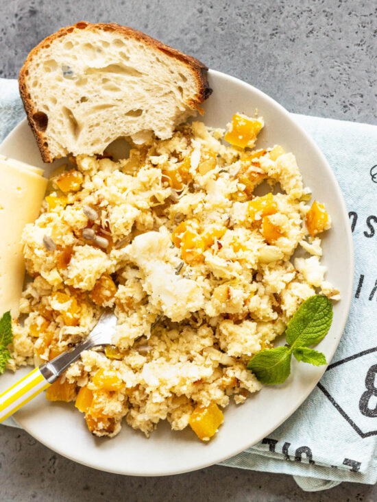 Warmer Blumenkohlsalat mit Gemüse, Käse und Kernen