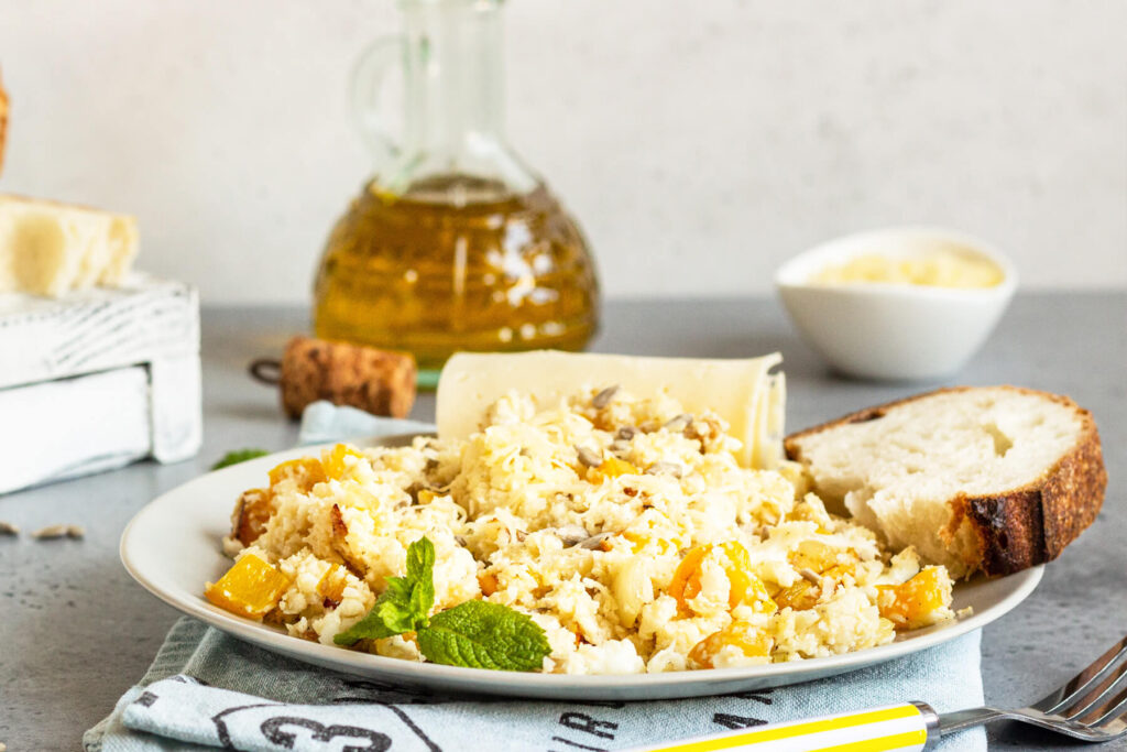 Warmer Blumenkohlsalat mit Gemüse, Käse und Kernen