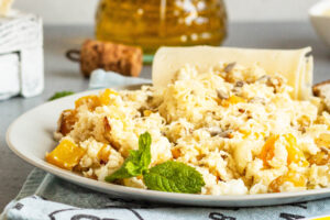 Warmer Blumenkohlsalat mit Gemüse, Käse und Kernen