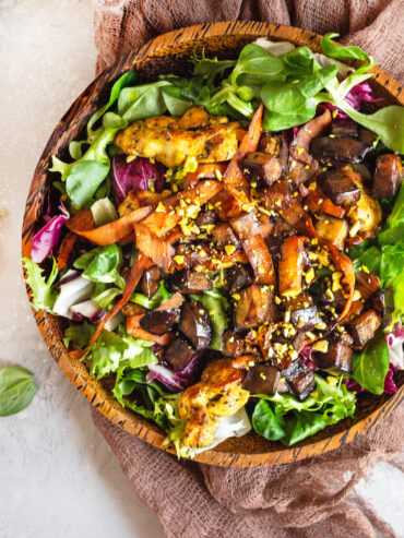 Warmer Hähnchen-Salat mit gebratenen Auberginen