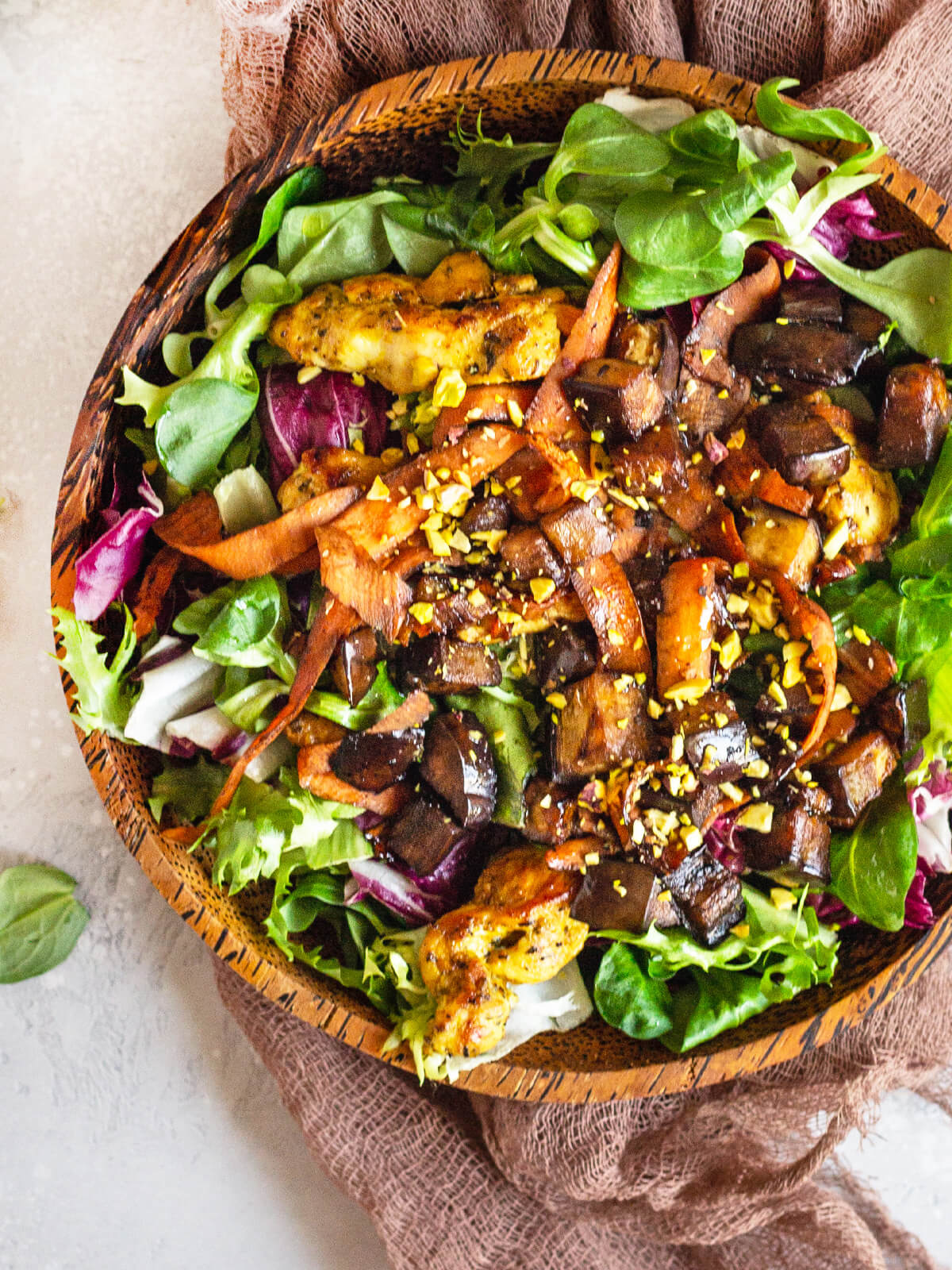 Warmer Hähnchen-Salat mit gebratenen Auberginen