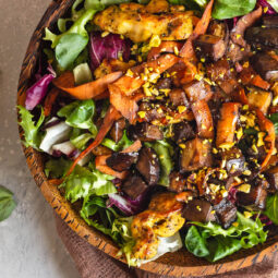 Warmer Hähnchen-Salat mit gebratenen Auberginen
