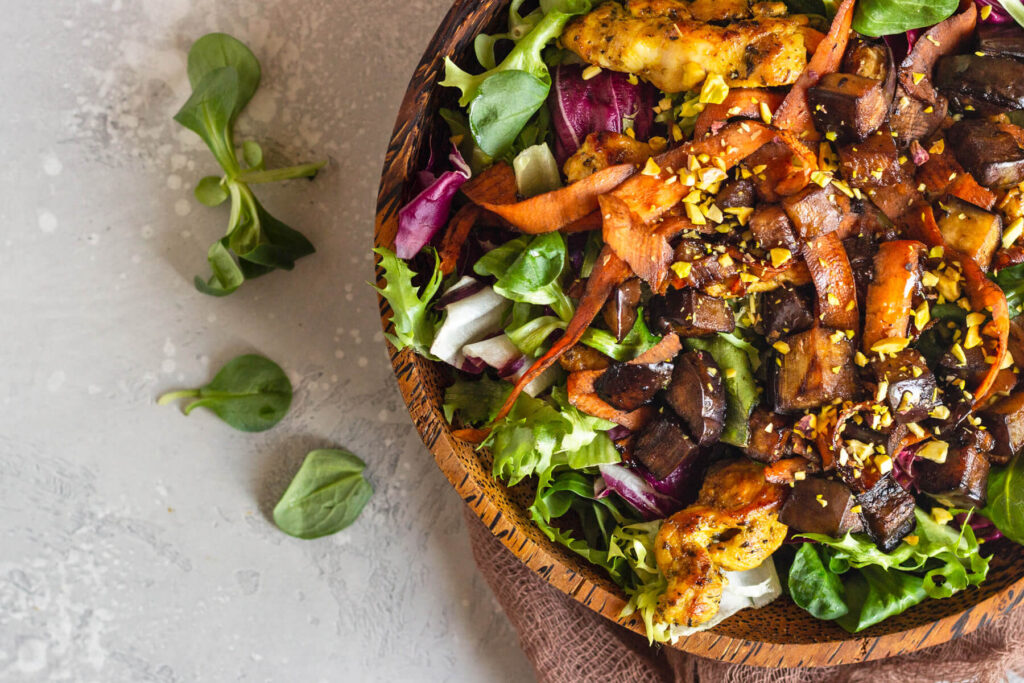Warmer Hähnchen-Salat mit gebratenen Auberginen