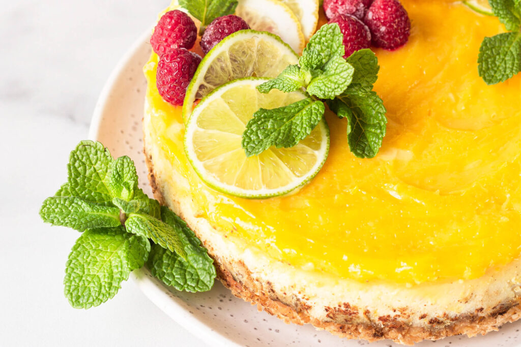 Zitronen-Cheesecake mit Kokosboden & Lemon Curd