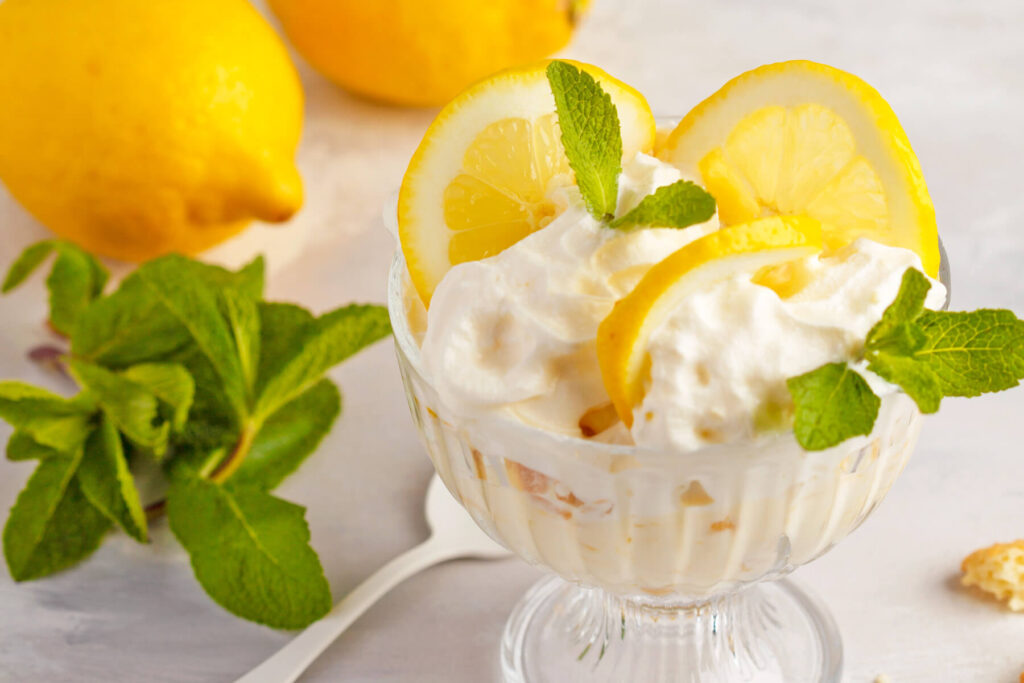 Zitronen-Trifle - Englisches Schichtdessert mit Biskuit & Cream Cheese