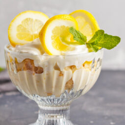 Zitronen-Trifle - Englisches Schichtdessert mit Biskuit & Cream Cheese