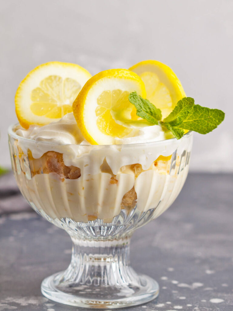Zitronen-Trifle - Englisches Schichtdessert mit Biskuit & Cream Cheese