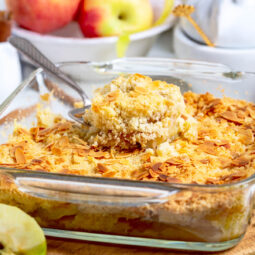 Apfel-Crumble mit Zimt und warmer Vanillesauce