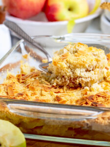Apfel-Crumble mit Zimt und warmer Vanillesauce