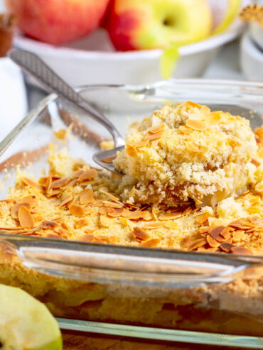 Apfel-Crumble mit Zimt und warmer Vanillesauce