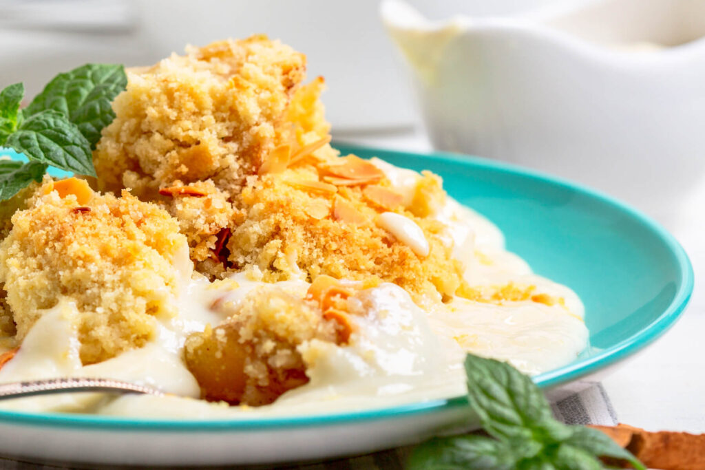 Apfel-Crumble mit Zimt und warmer Vanillesauce