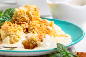 Apfel-Crumble mit Zimt und warmer Vanillesauce