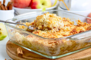 Apfel-Crumble mit Zimt und warmer Vanillesauce