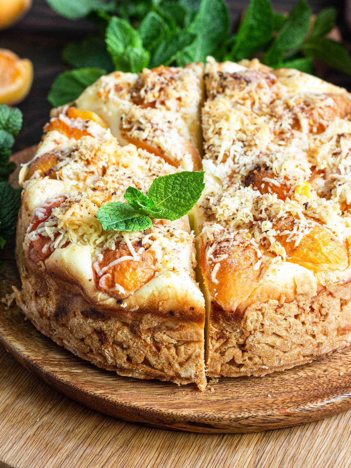 Aprikosen-Kuchen mit zartem Sauerrahm-Soufflé