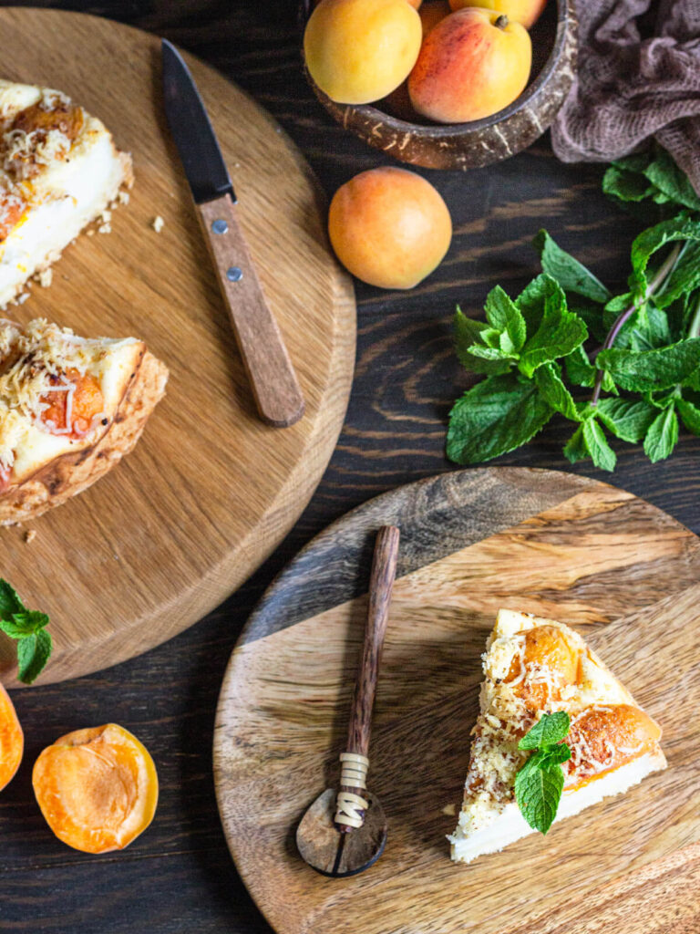 Aprikosen-Kuchen mit zartem Sauerrahm-Soufflé