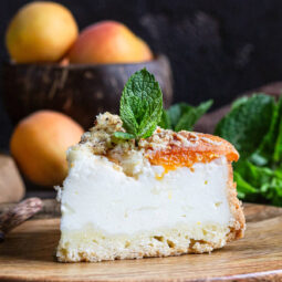 Aprikosen-Kuchen mit zartem Sauerrahm-Soufflé