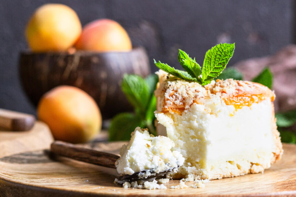 Aprikosen-Kuchen mit zartem Sauerrahm-Soufflé