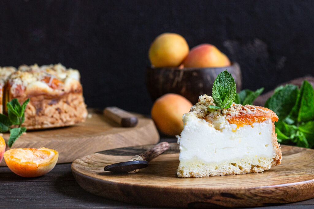 Aprikosen-Kuchen mit zartem Sauerrahm-Soufflé