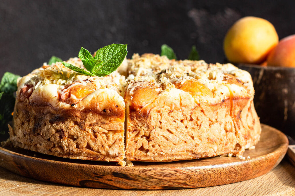 Aprikosen-Kuchen mit zartem Sauerrahm-Soufflé