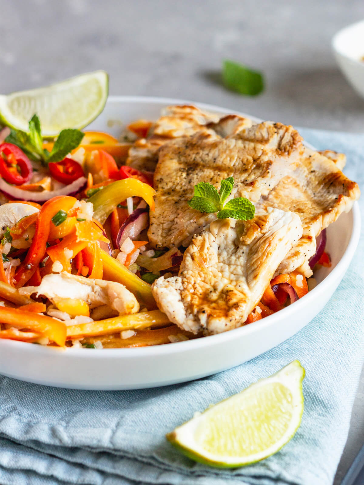 Asiatischer Hähnchensalat mit Reis und knackigem Gemüse