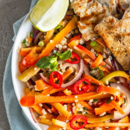 Asiatischer Hähnchensalat mit Reis und knackigem Gemüse