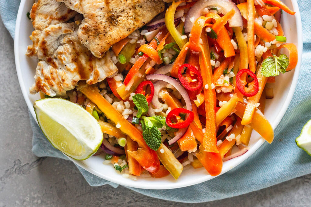 Asiatischer Hähnchensalat mit Reis und knackigem Gemüse