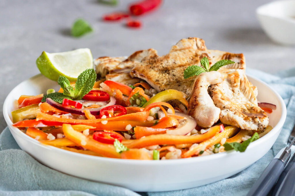 Asiatischer Hähnchensalat mit Reis und knackigem Gemüse