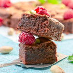 Brownies mit Zartbitterschokolade, Himbeeren und Meersalz