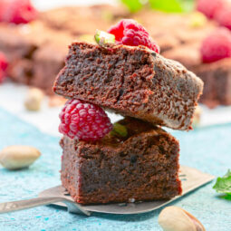 Brownies mit Zartbitterschokolade, Himbeeren und Meersalz