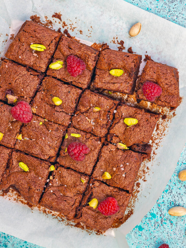 Brownies mit Zartbitterschokolade, Himbeeren und Meersalz