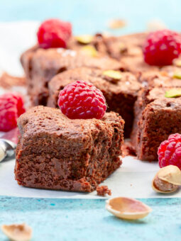 Brownies mit Zartbitterschokolade, Himbeeren und Meersalz