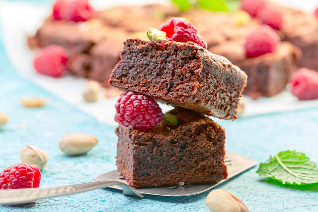 Brownies mit Zartbitterschokolade, Himbeeren und Meersalz