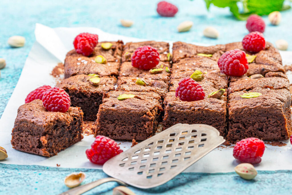 Brownies mit Zartbitterschokolade, Himbeeren und Meersalz