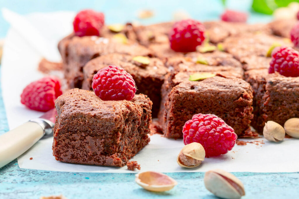 Brownies mit Zartbitterschokolade, Himbeeren und Meersalz