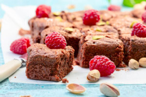 Brownies mit Zartbitterschokolade, Himbeeren und Meersalz