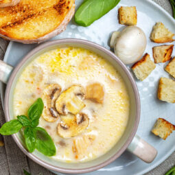 Cremige Hähnchen-Pilz-Suppe mit Frischkäse