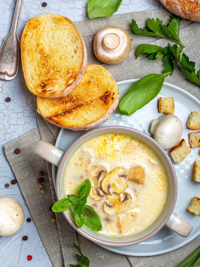 Cremige Hähnchen-Pilz-Suppe mit Frischkäse