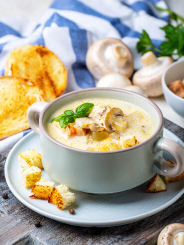 Cremige Hähnchen-Pilz-Suppe mit Frischkäse